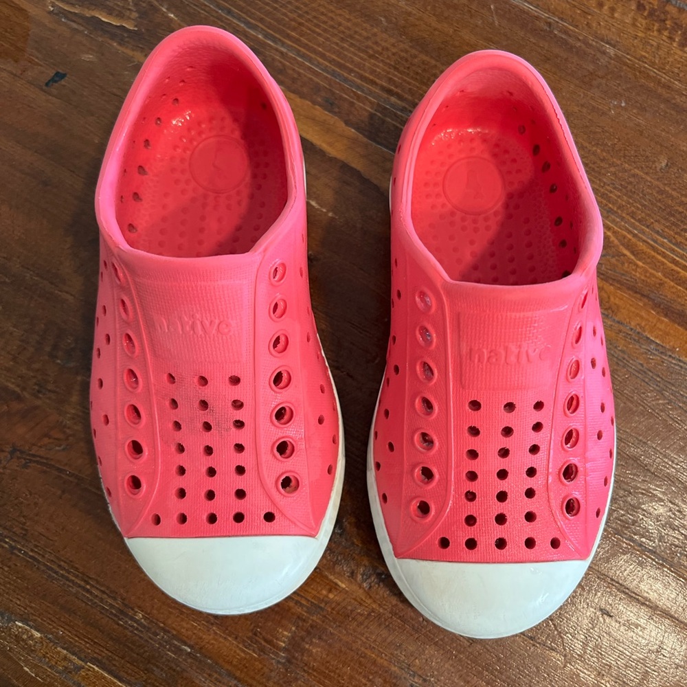 Native Kids Water Shoes - Coral and White